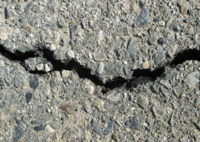 Colmatage et réparation de fissures d'asphalte, bitume et béton à Laval - Lavage haute Pression de Laval